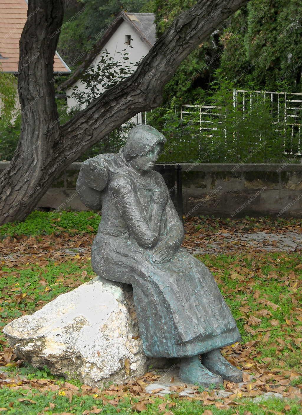 Városkép - Törökbálint - Pihenő asszony kecskével szobor