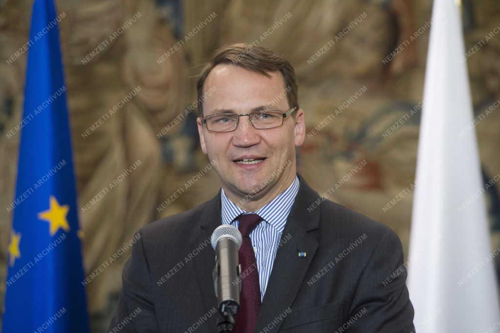 Navracsics Tibor Varsóban