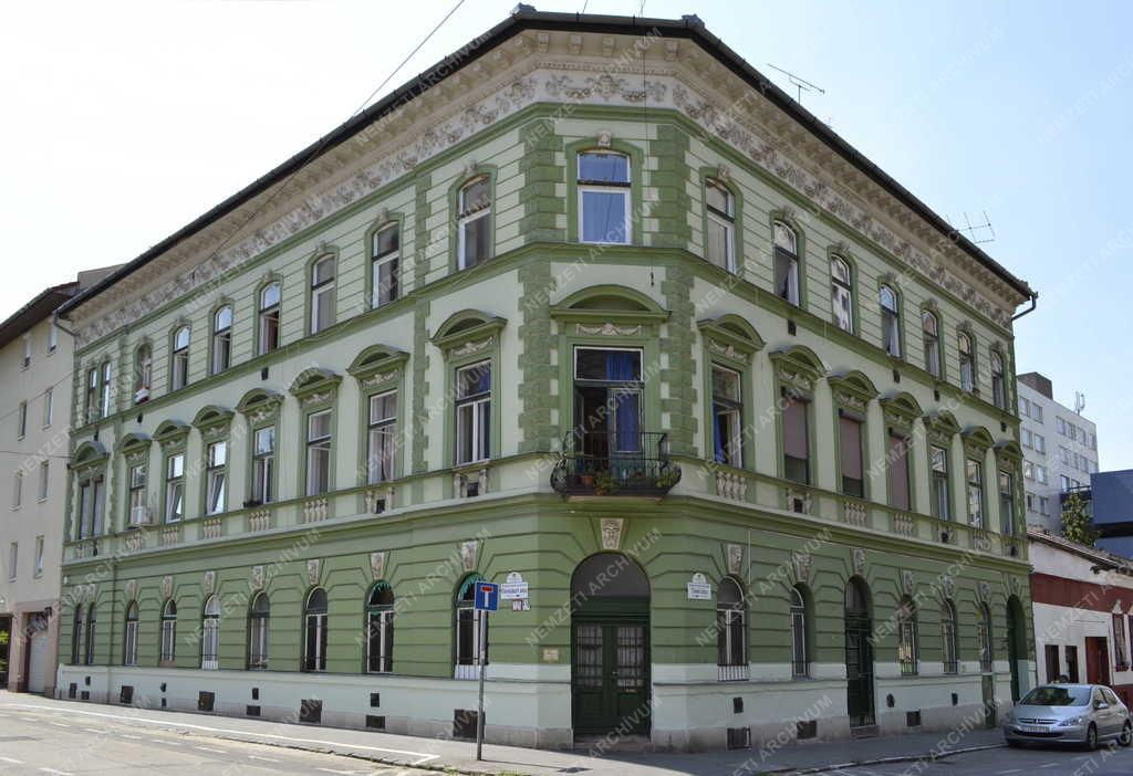 Felújítás - Budapest - Felújított lakóház