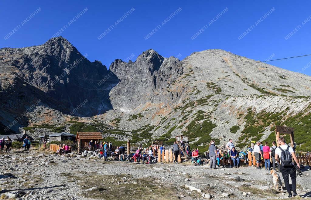 Turizmus - Tátralomnic - Túrázók a lomnici csúcs alatt