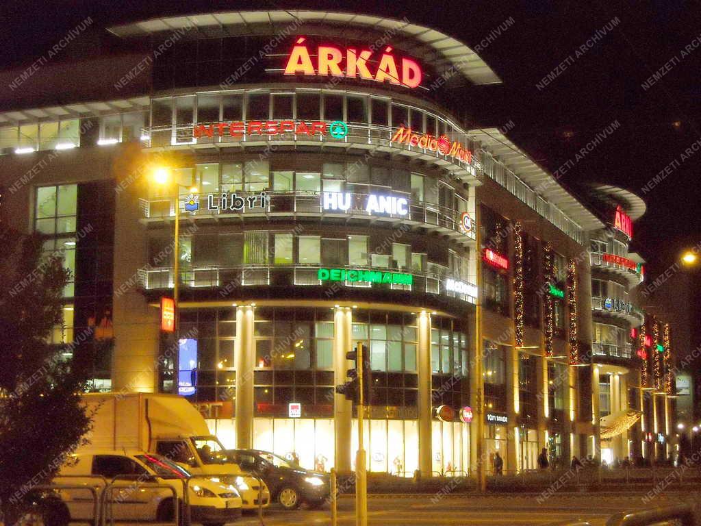 Kereskedelem - Az Árkád üzletközpont épülete este