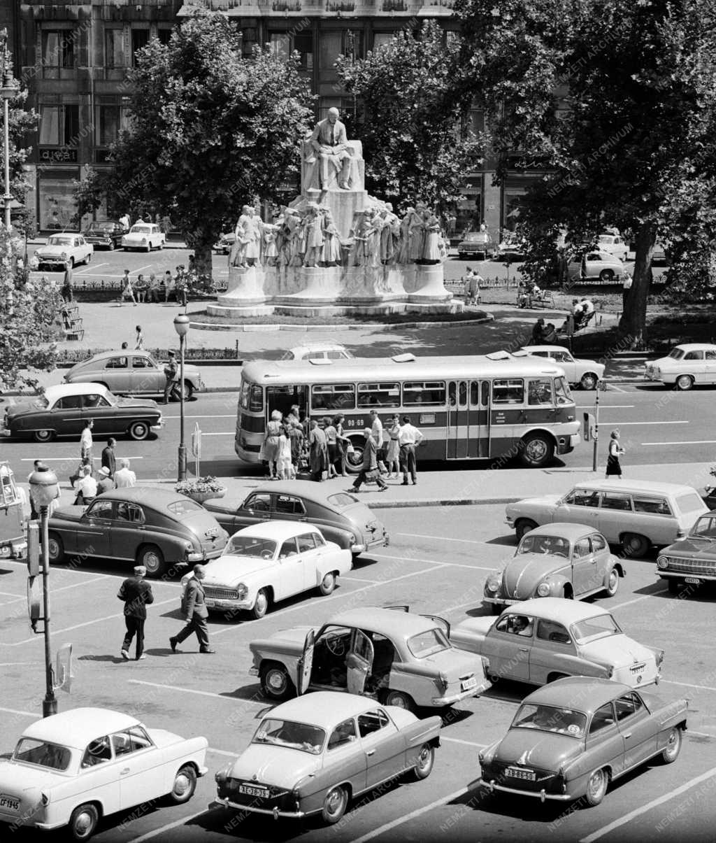 Közlekedés - Parkoló autók Budapesten