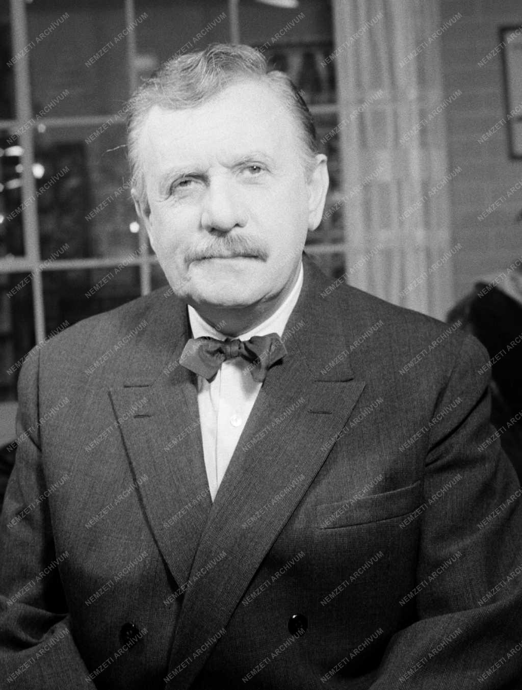 A Madách Kamara Színház december 30-án mutatja be Simon Neil: „Mezítláb a parkban” c. darabját. Rendező: Ádám Ottó