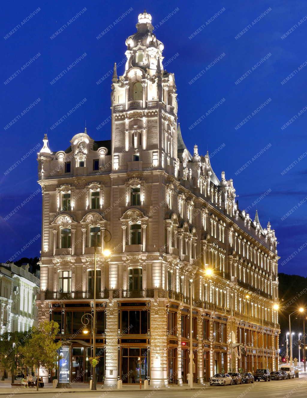 Városkép - Budapest - Matild-palota esti fényben