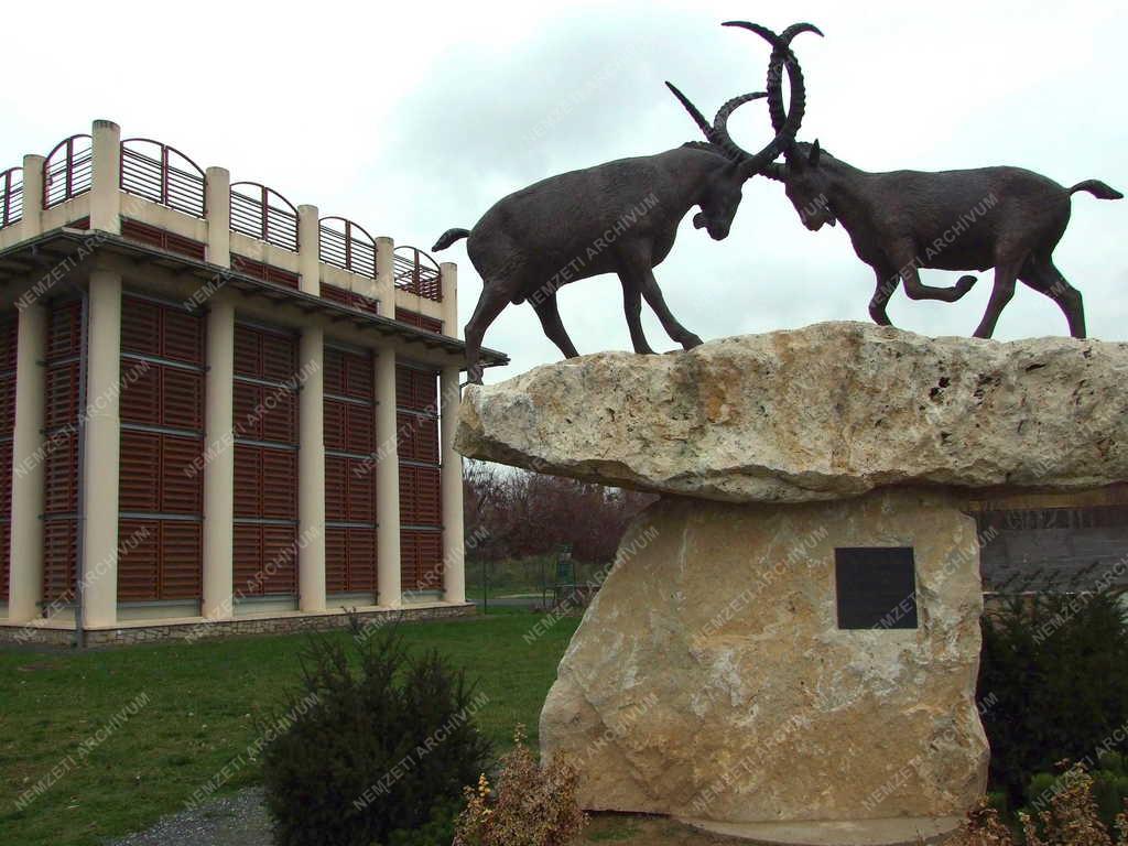Műalkotás - Keszthely - Kőszáli bakok harca című szobor