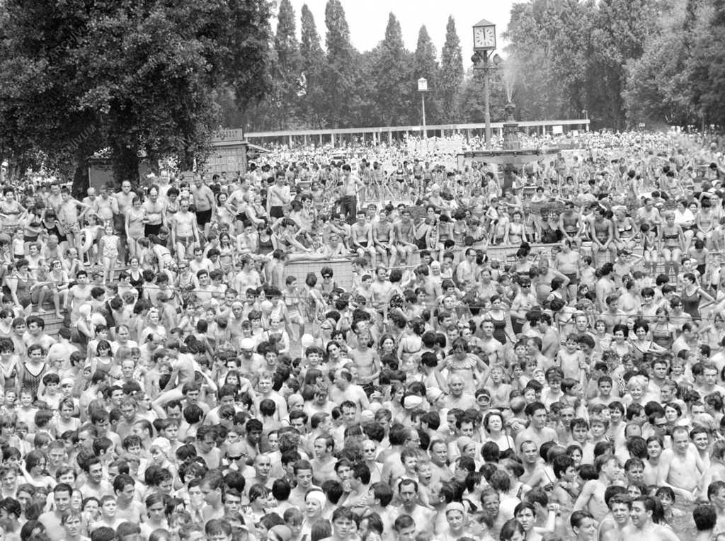 Városkép-életkép - Teltház a Palatinus strandon