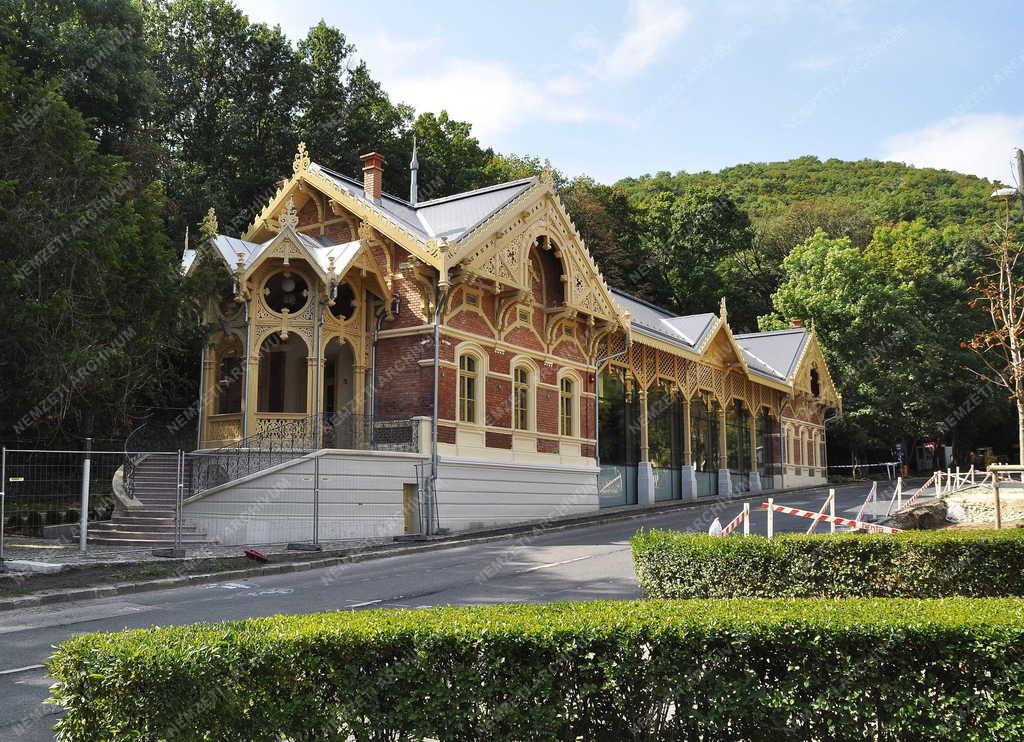 Műemlékvédelem - Budapest - A felújított zugligeti lóvasút-állomás 