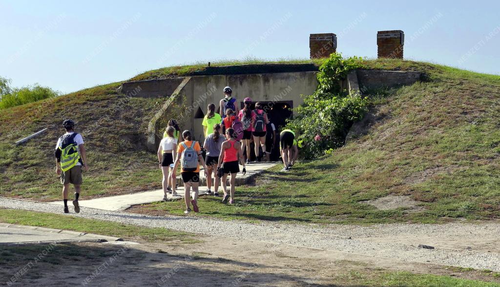 Turizmus - Vésztő - Turisták történelmi emlékhelyen
