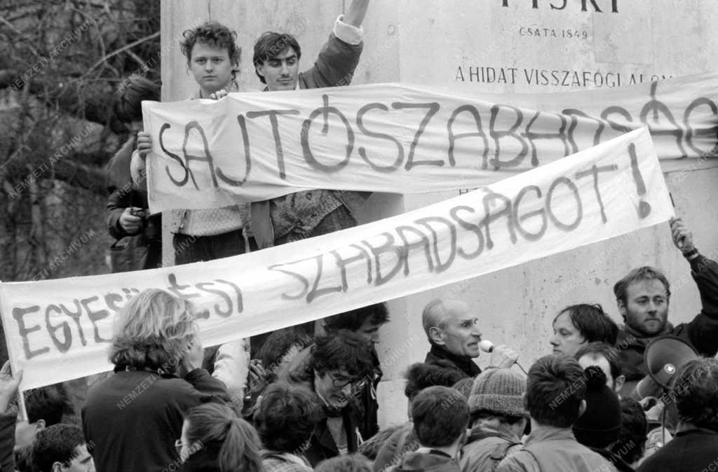 Belpolitika - Tüntetés március 15-én