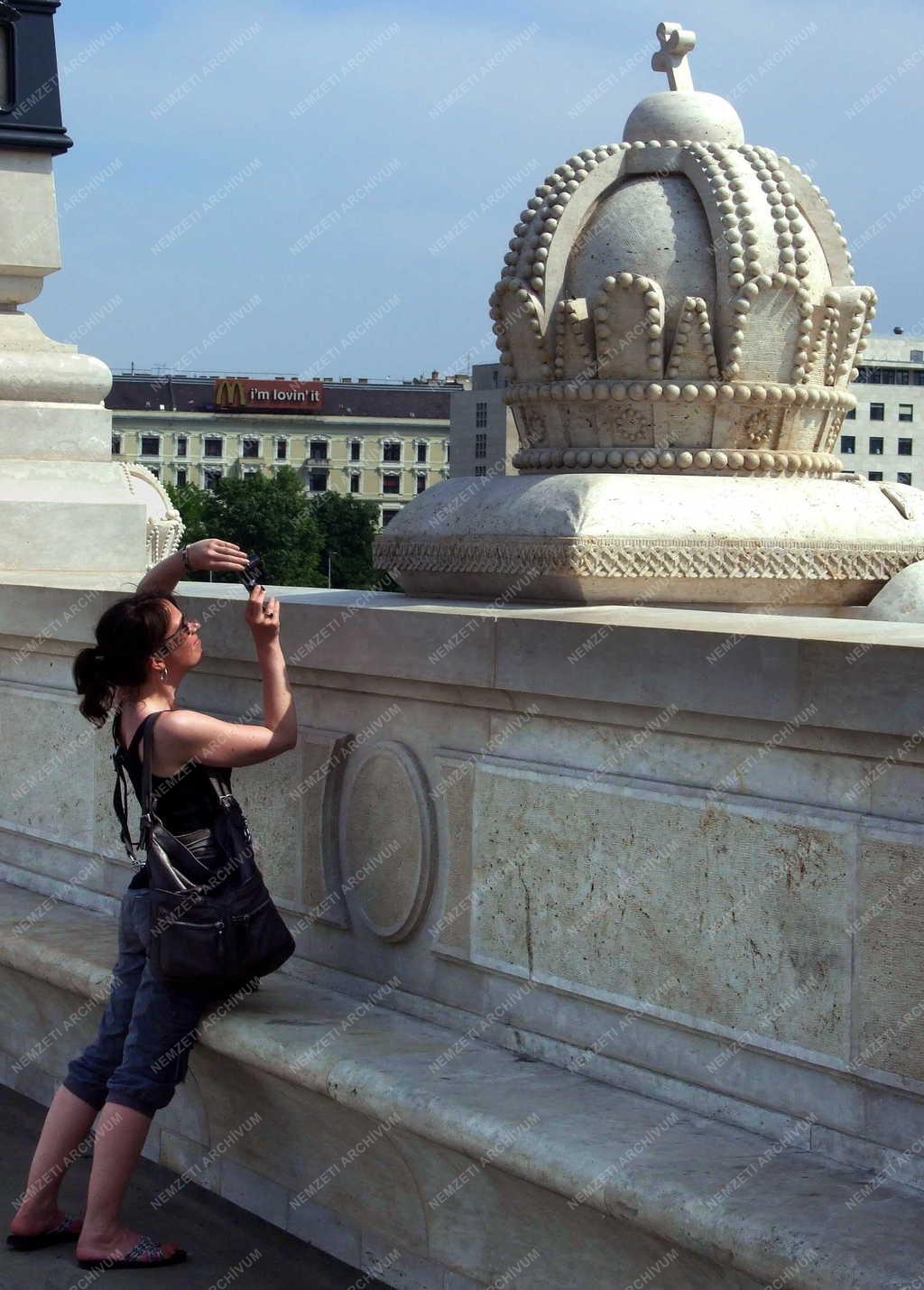 Táj, város - Budapest - Turista a Margit hídon