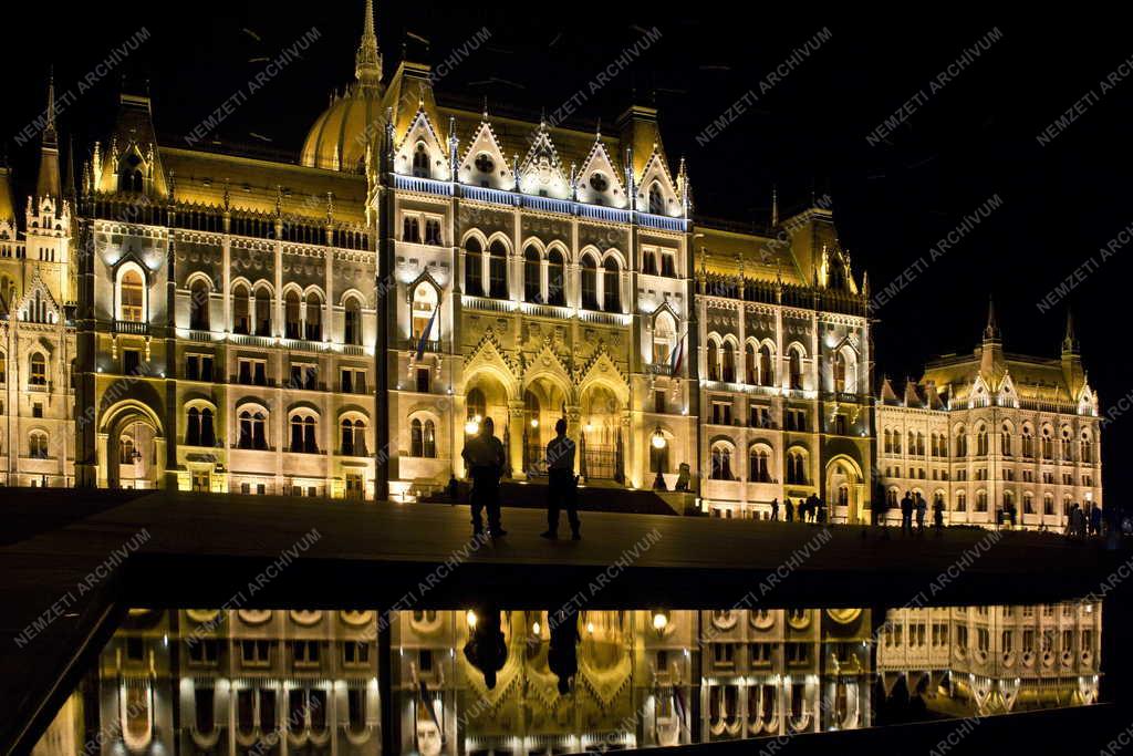 Épület - Budapest - Elkészült a Parlament díszkivilágítása