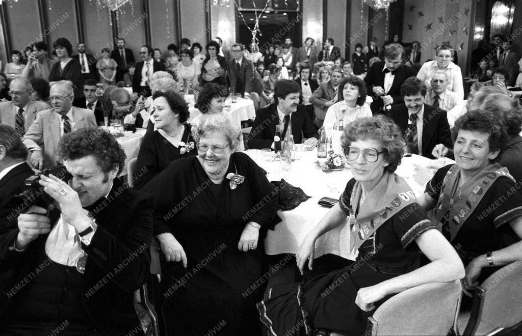 Érdekesség - Nemzetközi ikerbál a Hiltonban