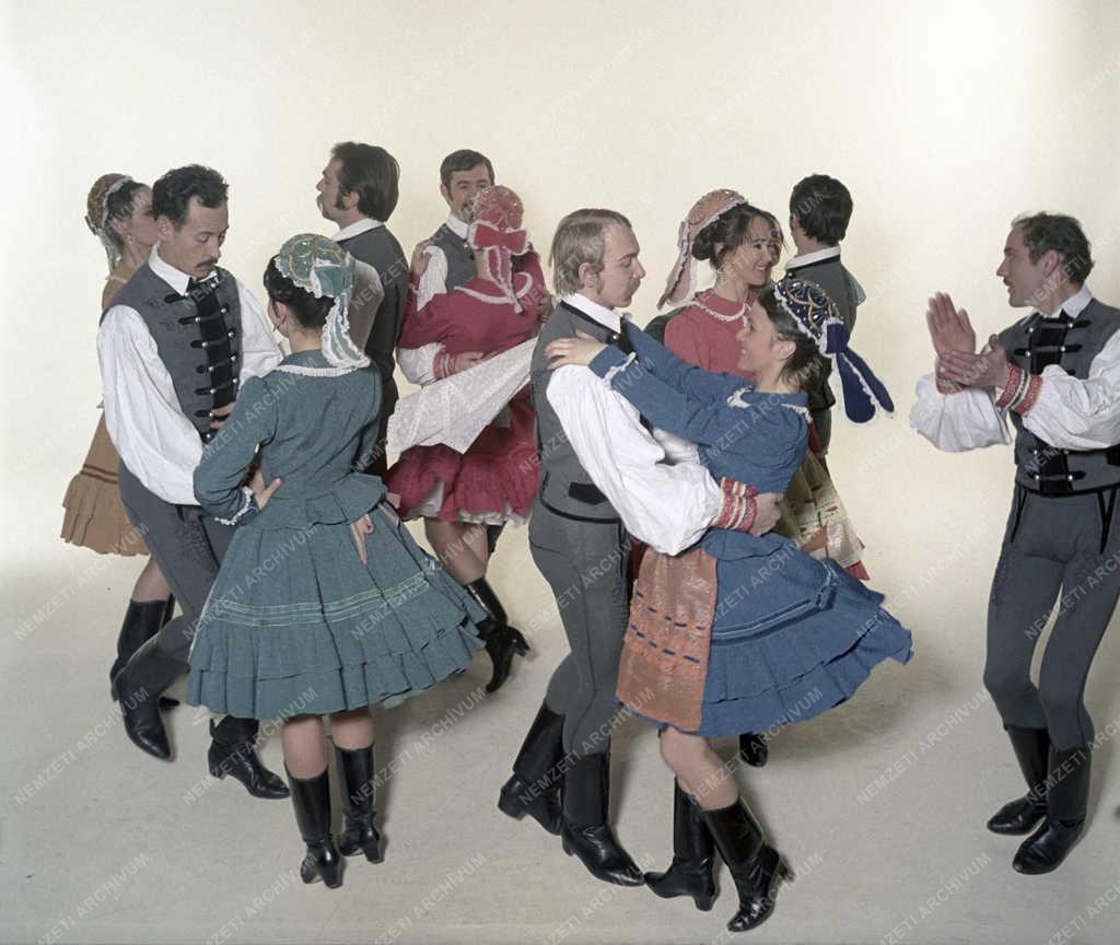 Kultúra - Néphagyomány - Állami Budapest Táncegyüttes