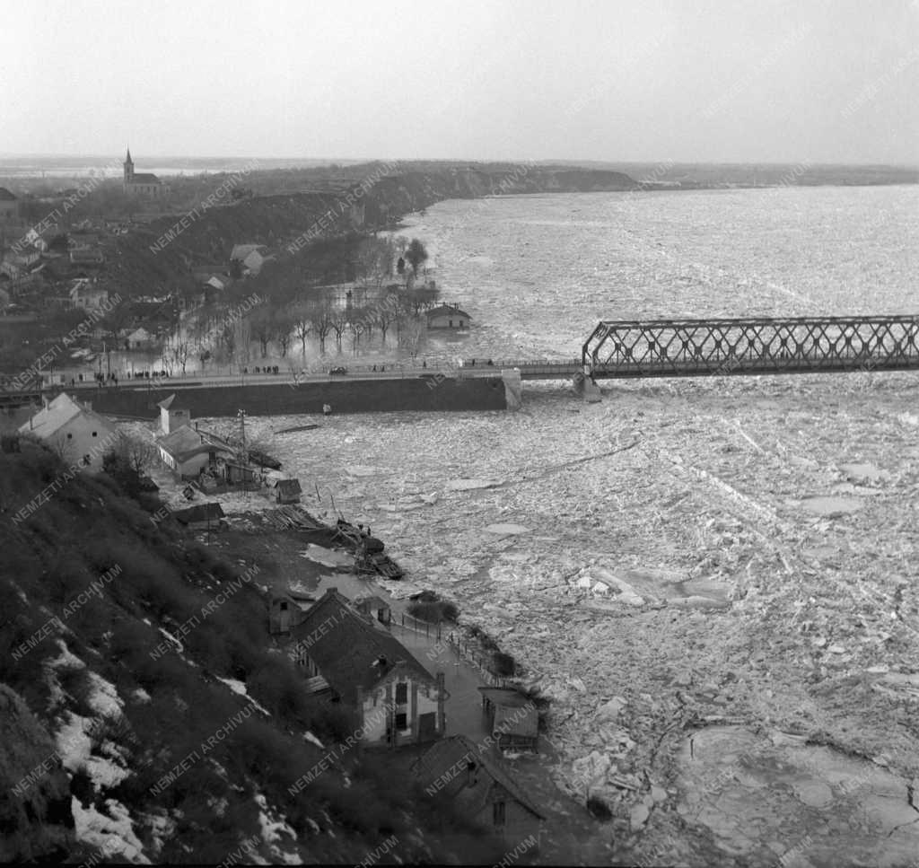 Árvíz - Jeges ár Dunaföldváron