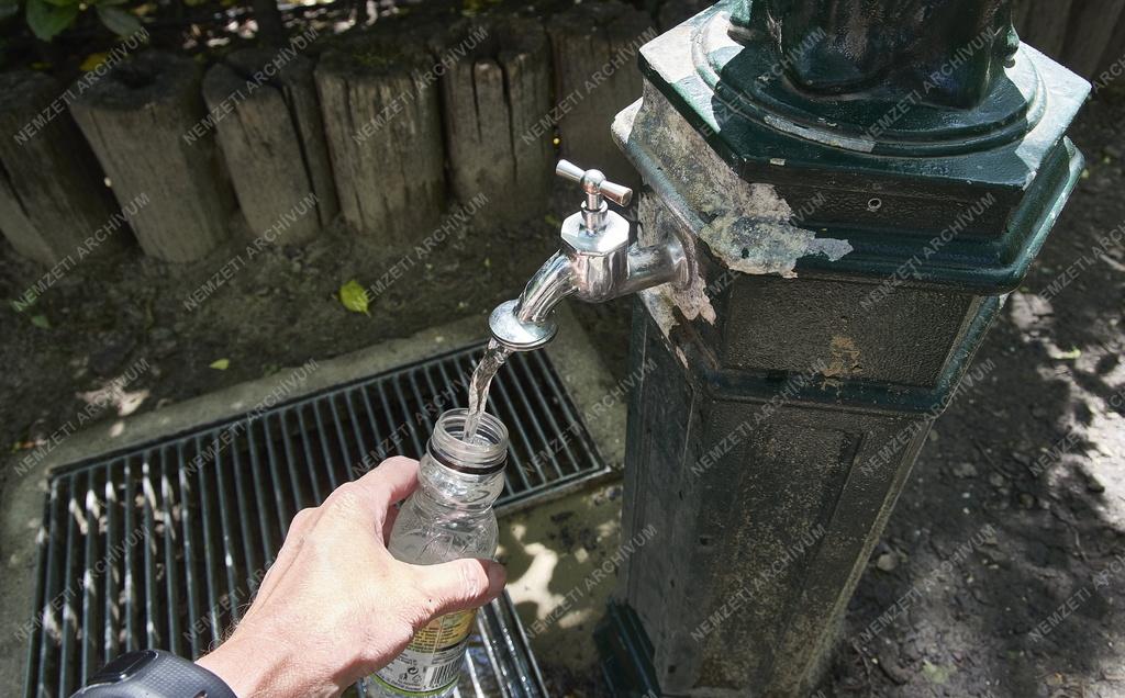 Közmű - Budapest - Közkút a Honvéd téri parkban