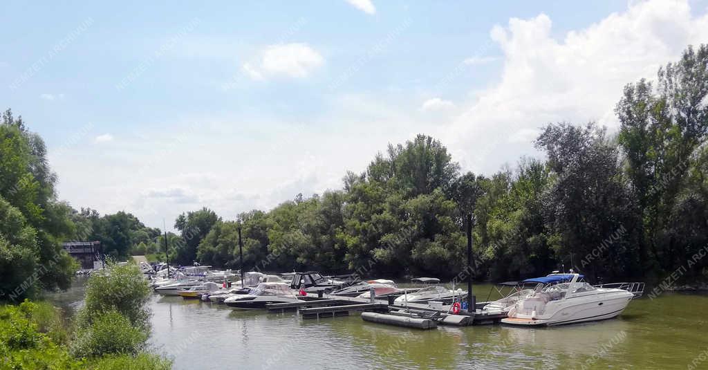 Vízi közlekedés  - Sződliget - A Wiking Yacht Club kikötője