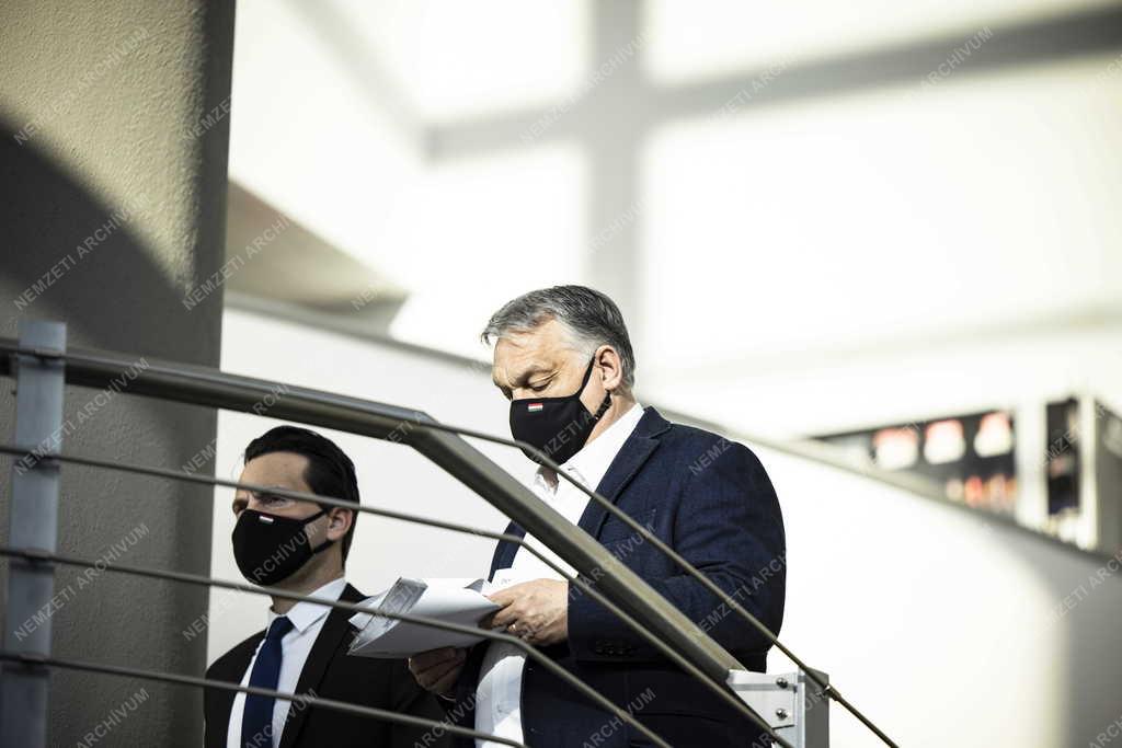 Miniszterelnöki interjú a Kossuth rádióban