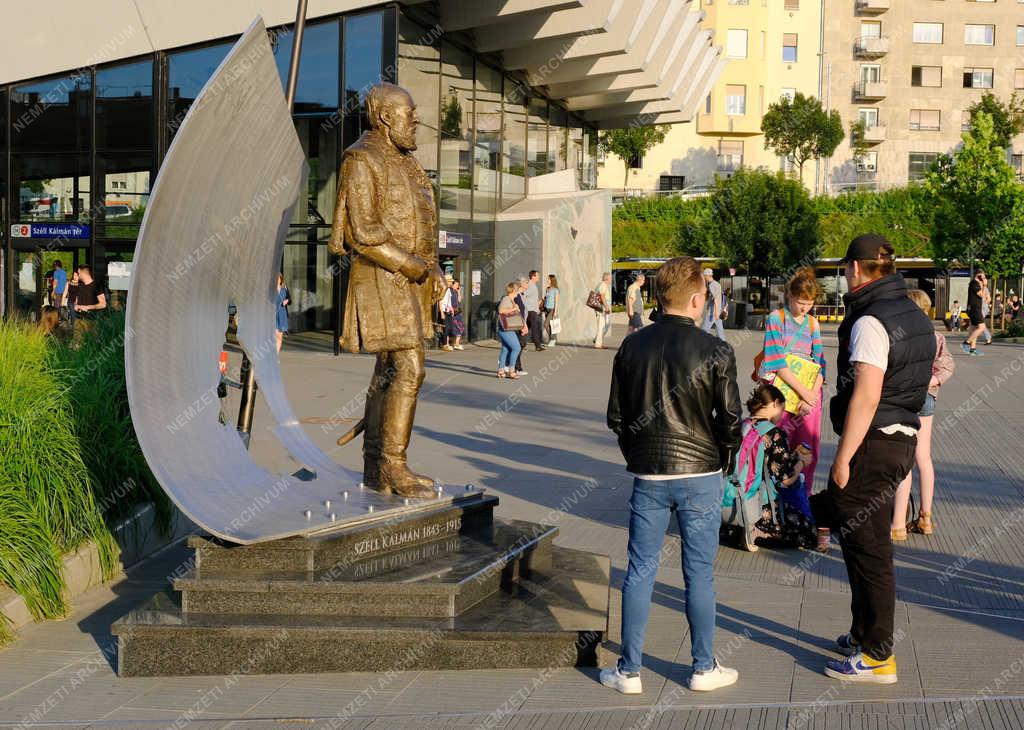 Köztéri szobor - Budapest - Széll Kálmán bronzszobra 
