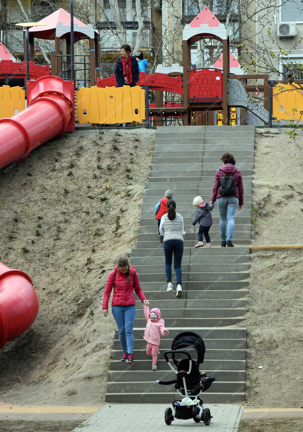 Szabadidő - Játszótér a debreceni Újkerti lakótelepen