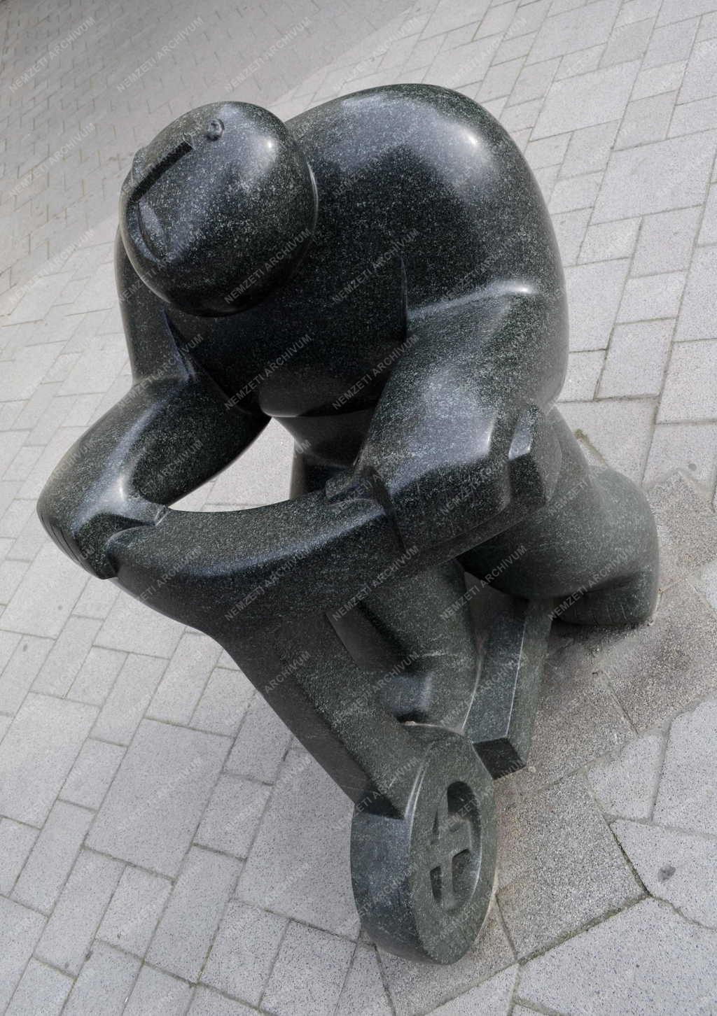 Műalkotás - Budapest - Rollerező című szobor