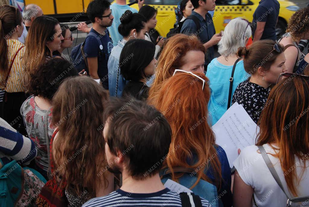 Életkép - Budapest - Flashmob a Margit hídon