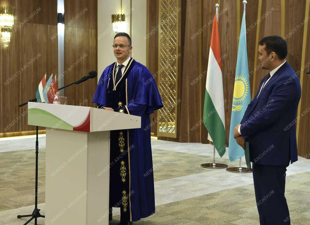 Szijjártó Péter Asztanában