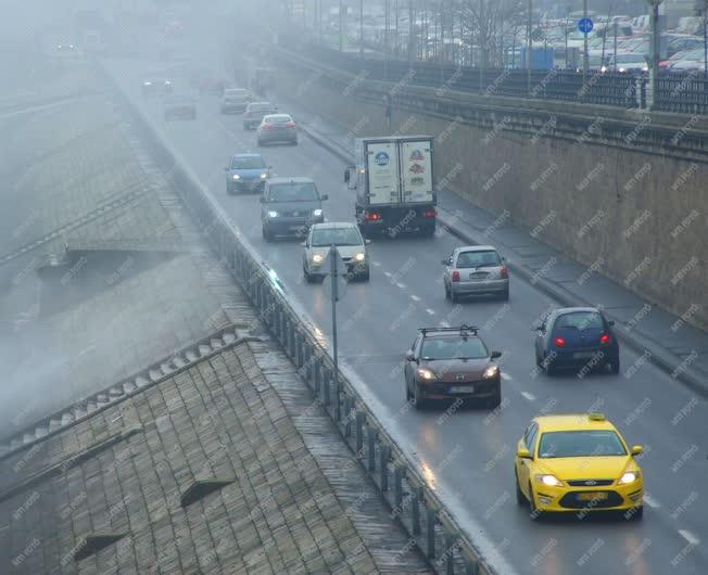 Közlekedés - Budapest - Forgalom a ködös Budai alsó rakparton