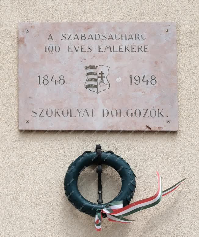 Közigazgatás - Szokolya - Emléktábla a Polgármesteri hivatal épületén