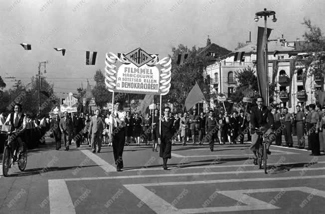 Ünnepség - Május elsejei ünnepségek Budapesten - 1946