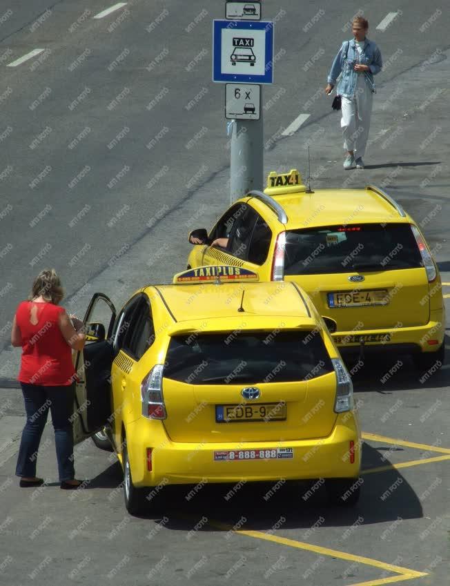 Közlekedés - Budapest - Taxiállomás