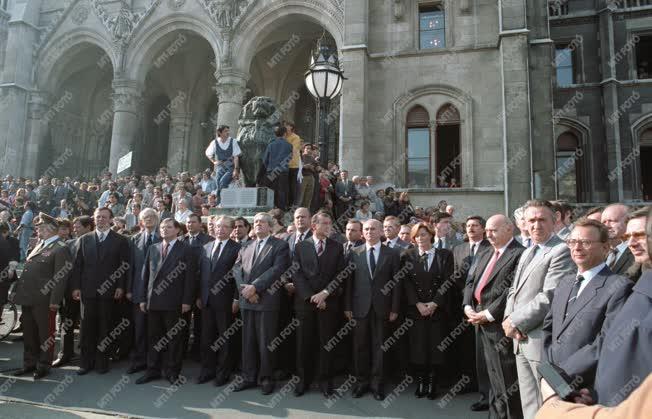 Belpolitika - A köztársaság kikiáltása