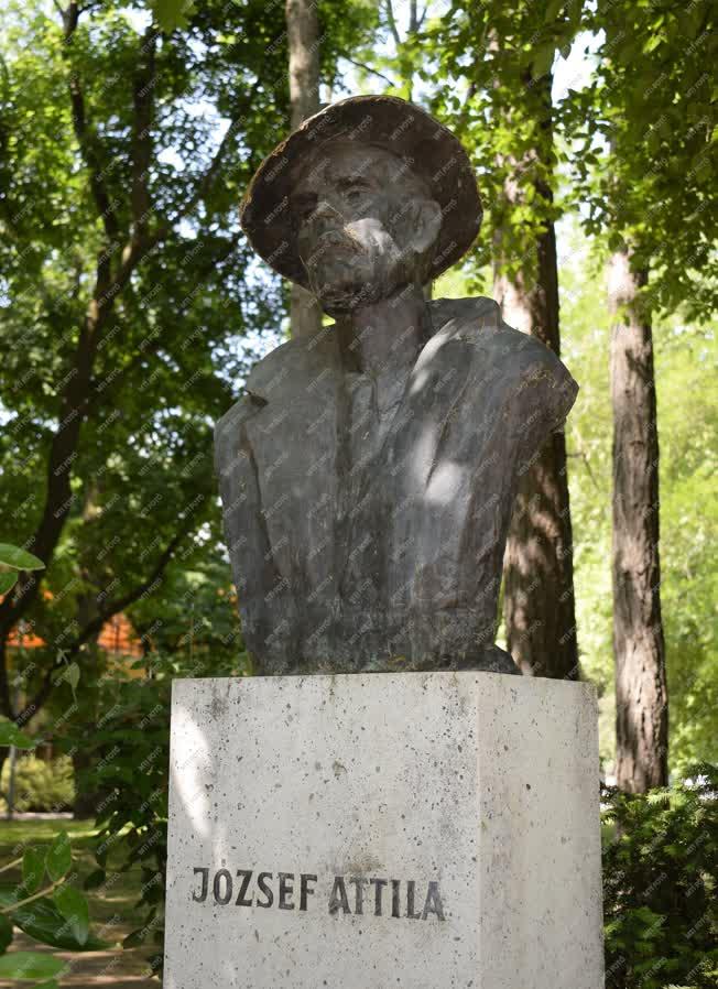 Köztéri szobor - Budapest - József Attila mellszobra a Margitszigeten