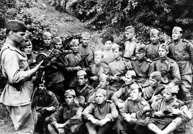 Történelem - Magyar partizánok kiképzése a Szovjetunióban