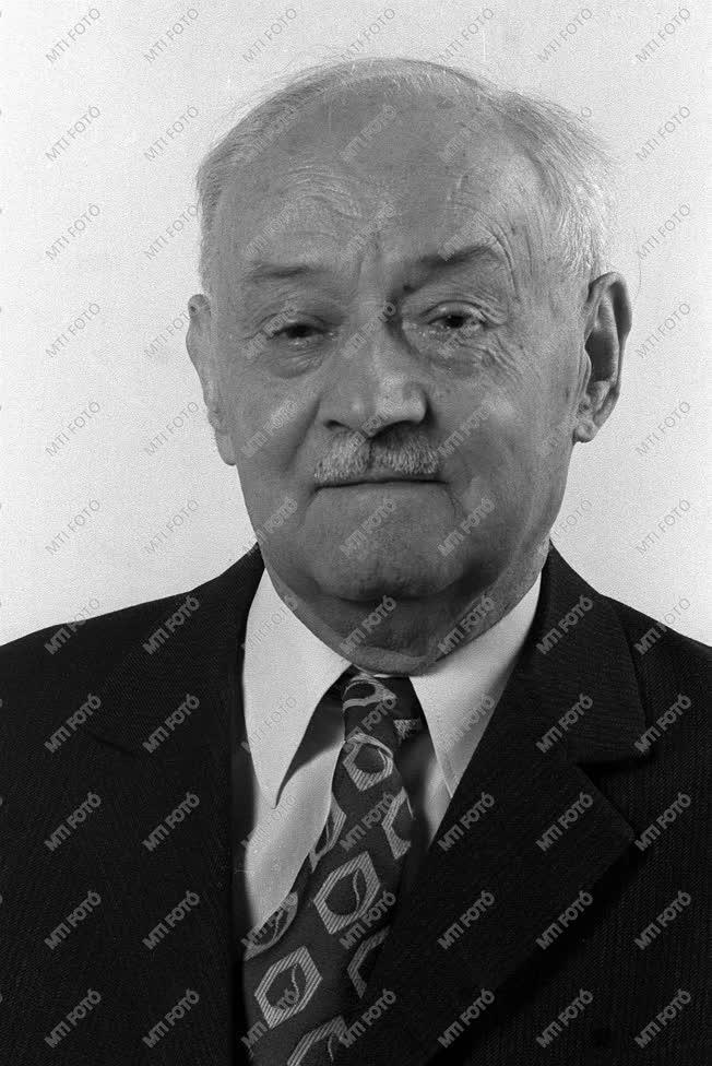 Barta János irodalomtörténész