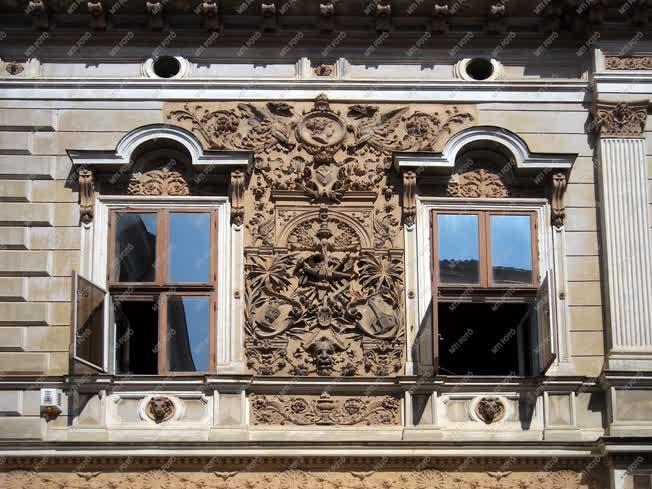 Épület - Pécs - A Vasváry-ház homlokzati dísze a Király utcában