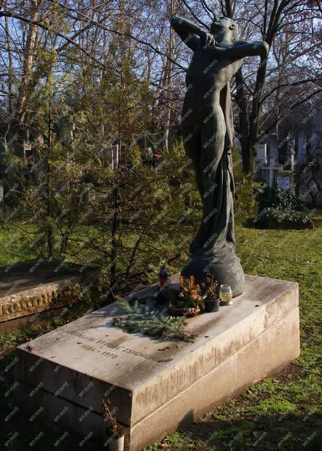 Temető -  Kisfaludi Strobl Zsigmond sírja a Nemzeti Sírkertben