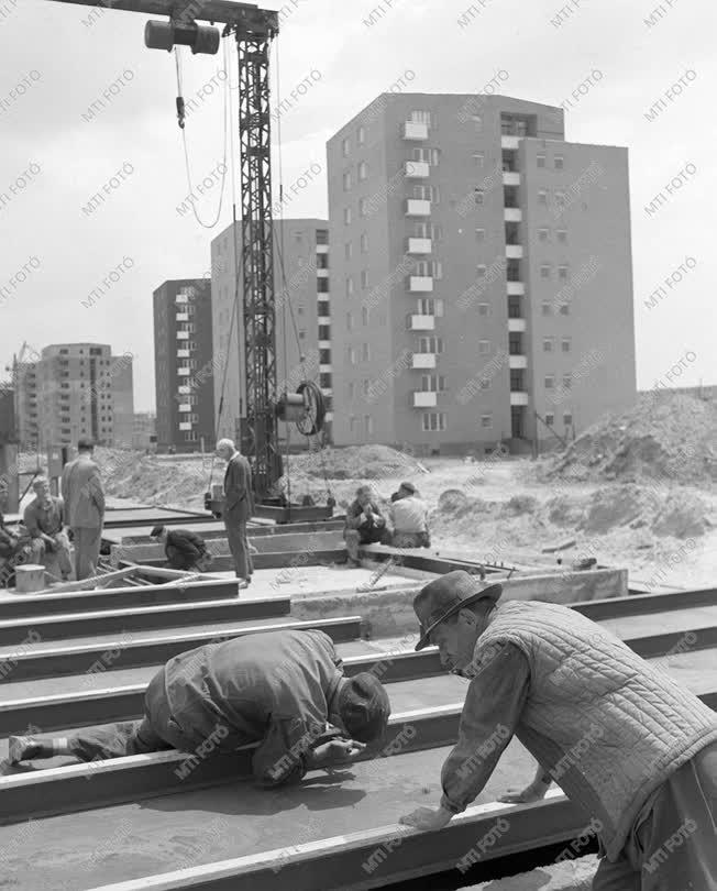 A szerző válogatása - Épül a József Attila lakótelep