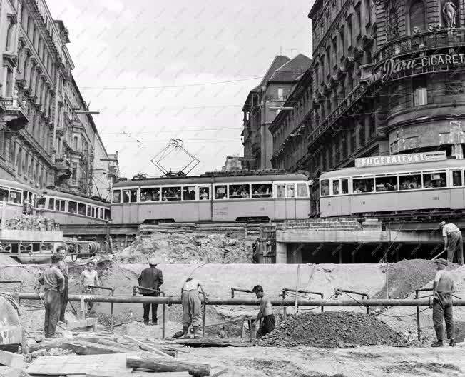 Közlekedés - Épül a gyalogos aluljáró a fővárosi Blaha Lujza téren