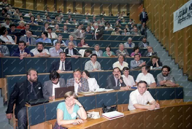 Belpolitika - Pártok - Az MSZP II. országos kongresszusa