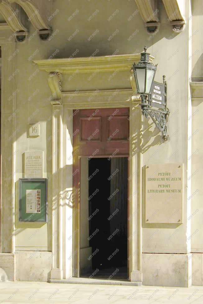 Múzeum - Budapest - A Petőfi Irodalmi Múzeum bejárata
