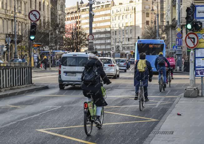 Közlekedés - Budapest - Kerékpárosok a belvárosban