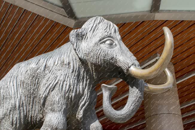 Köztéri szobor - Budapest - Mammut I és II üzletház