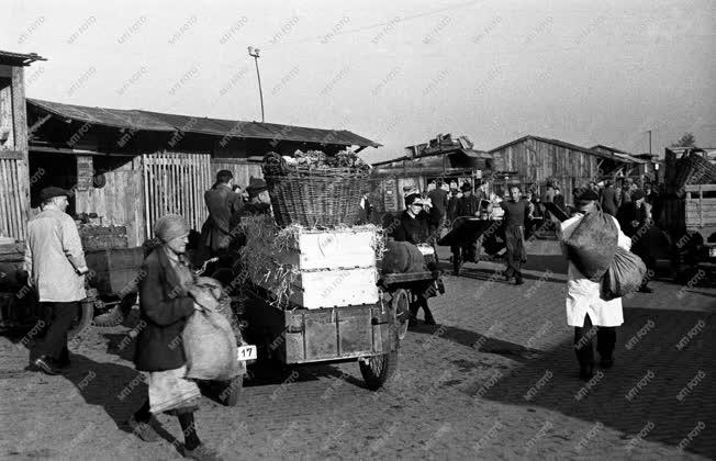 Kereskedelem - A csepeli vásárcsarnokban