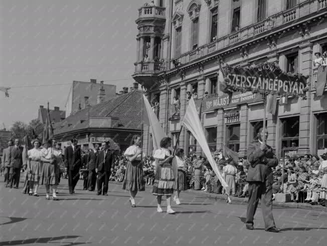 Történelem - Ünnep - Május 1-jei felvonulás Győrött