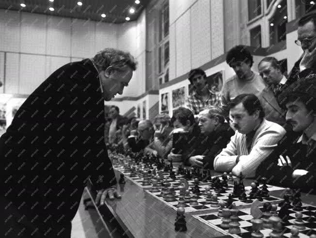 Sport - Sakk - Szimultán nemzetközi nagymesterekkel