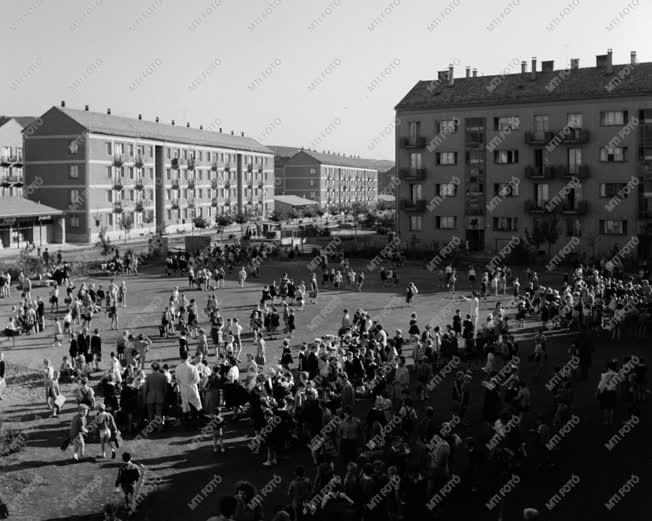 Pécs - Új iskolák, lakások Új-Mecsekalján