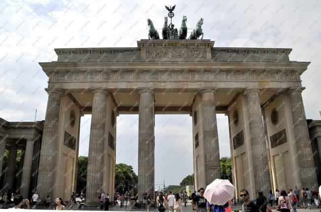 Idegenforgalom - Berlin - Turisták a Brandenburgi kapu előtt