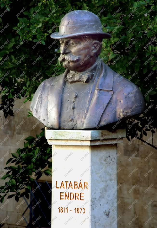 Köztéri szobor - Latabár Endre színházalapító