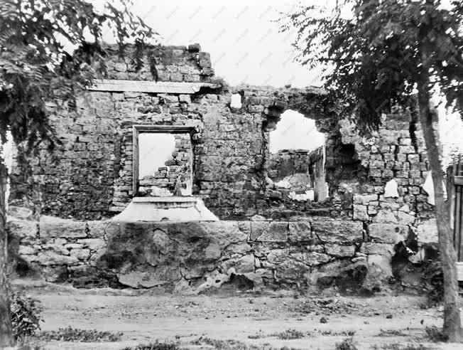 Történelem - Háború - Egy lerombolt falu 1945-ben