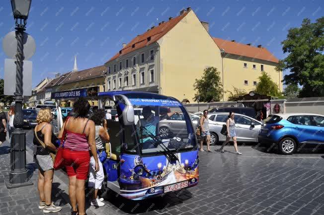 Idegenforgalom - Budapest - Városnéző busz a Budai Várban